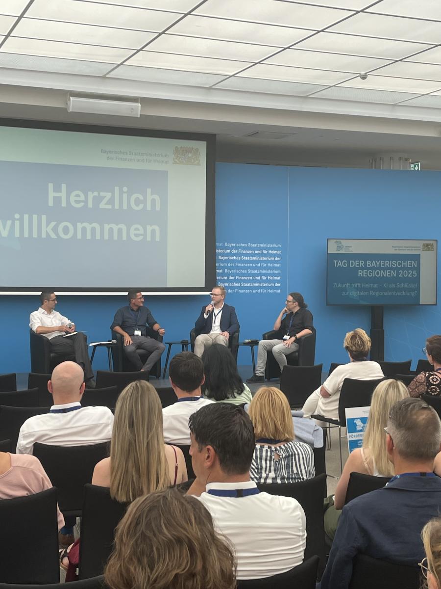 Austauschforum "Was bringt KI für die Bayerische Regionalentwicklung?" mit Maximilian Geisberger / TCG, Projektteam "Smarte ILE", Michael Kolb / TMT GmBH & Co. KG, Prof. Dr. Markus Lembeger /Landkreis Cham und Moderator Dr. Hellmut Fröhlich / StMFH