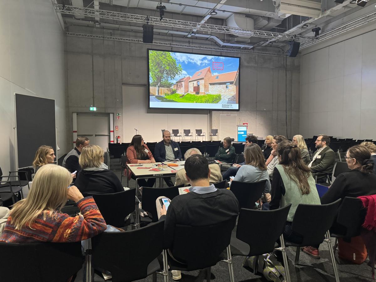 Gastgeber des Fachforums "Der Dorfdialog – Ein baukulturelles Format zur gemeinsamen Dorfentwicklung“ stellen ihre Projekte "DorfDialog" und "Hybride Bürgerbeteiligung" vor