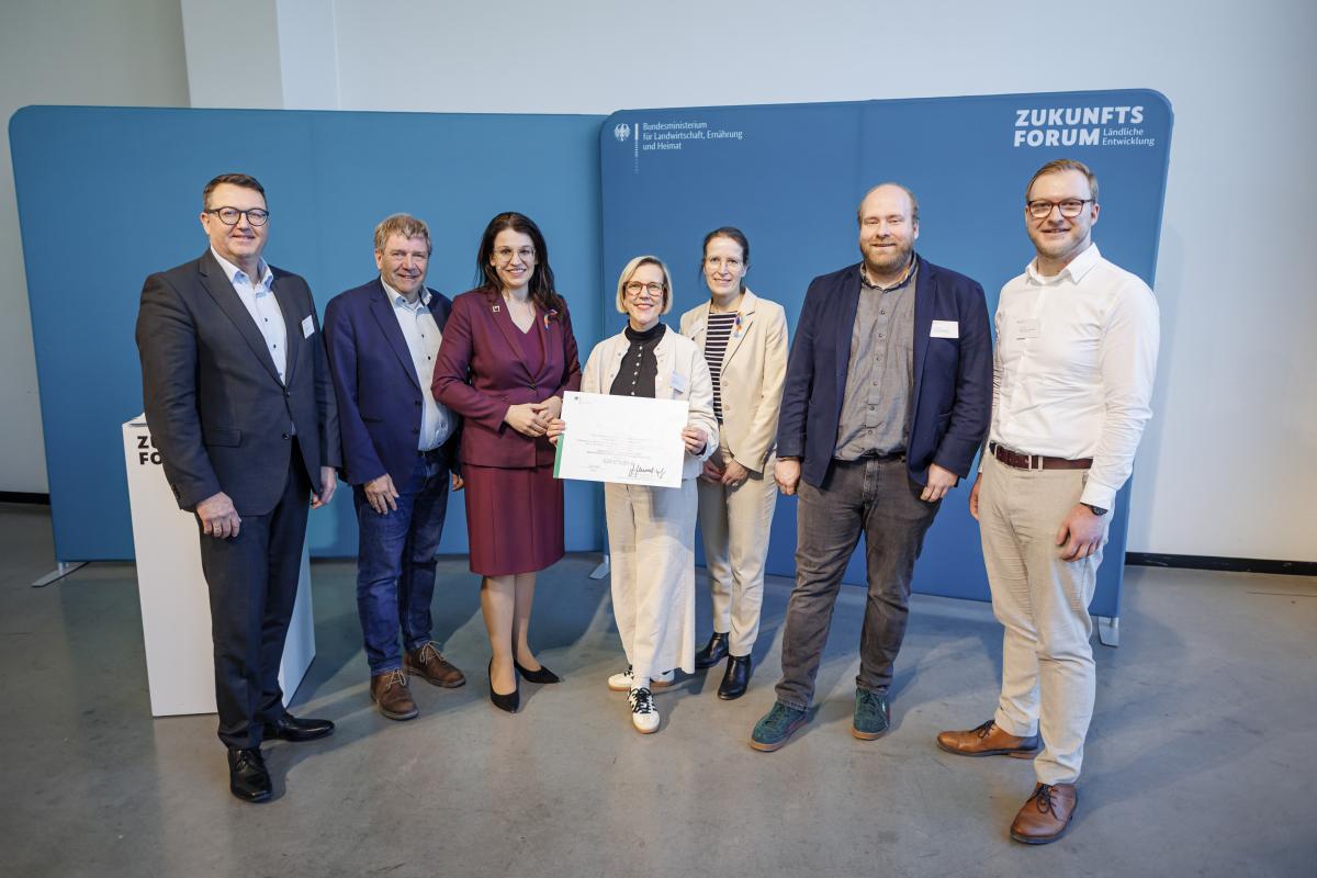 Übergabe des Förderbescheids - von links Roland Spiller, Leiter der Bayerischen Verwaltung für Ländliche Entwicklung,  Jürgen Eisentraut, Leiter des Amtes für Ländliche Entwicklung Unterfranken, Martina Engelhardt-Kopf, parlamentarische Staatssekretärin am BMLEH, Susanne Keller, ILE-Umsetzungsbegleitung, Prof. Dr. Engel Arkenau, Digitalisierungsbeauftragung des BMLEH, Frank Edenharter und Maximilian Geisenberger, Technologie Campus Grafenau