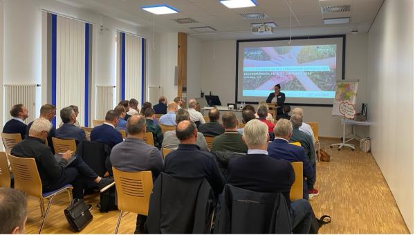 Agnes Dinkel vom Bayerischen Staatsministerium für Ernährung, Landwirtschaft, Forsten und Tourismus begrüßt die Teilnehmenden der Fachexkursion am Technologie Campus Grafenau.