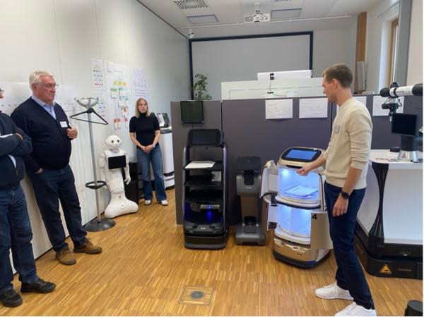 Stefan Fischer vom Technologie Campus Grafenau erläutert den Einsatz von Robotern in Krankenhäusern und Pflegeeinrichtungen im Rahmen der Campusführung.