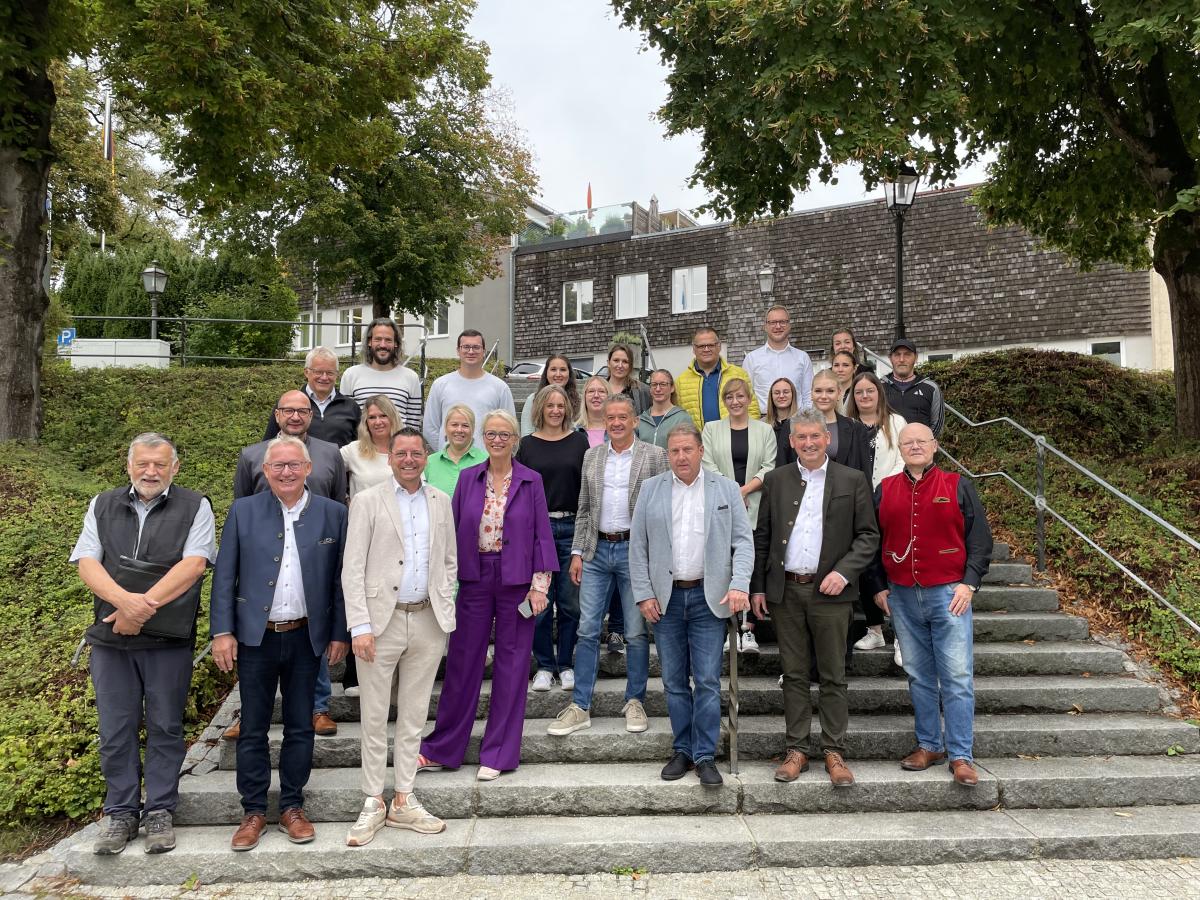 Gemeinsam für die digitale Zukunft des Tourismus: Teilnehmende des „Arbeitstreffens Tourismus“ der ILE Abteiland am 11.09.2025 in Waldkirchen – mit Vertretern der ILE-Gemeinden, der Landkreise Passau und Freyung-Grafenau sowie den Teams des Technologie Campus Grafenau und der Bayern Tourismus Marketing GmbH.