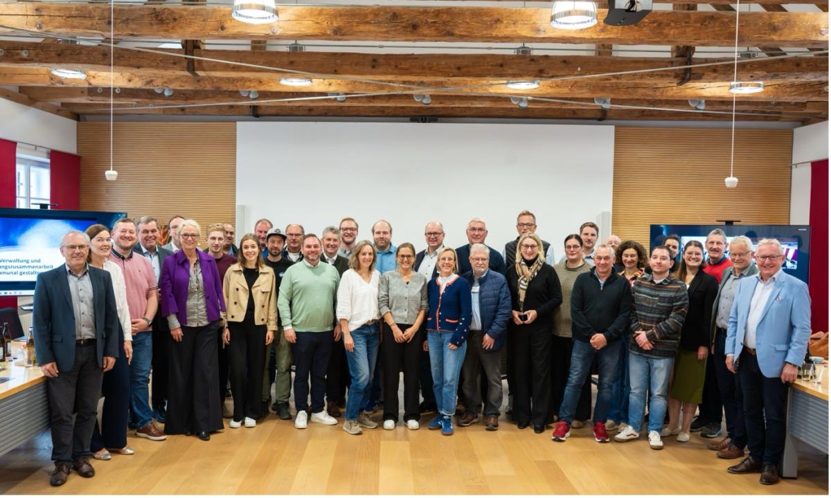 Teilnehmende der zweitägigen Fachexkursion „Digitalisierung in der Ländlichen Entwicklung“ im Rathaus Hauzenberg (ILE Abteiland).